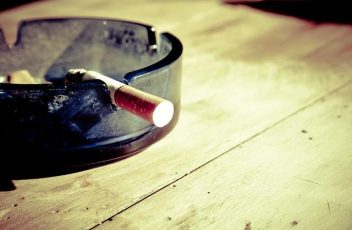 sigaretta posacenere smettere di fumare