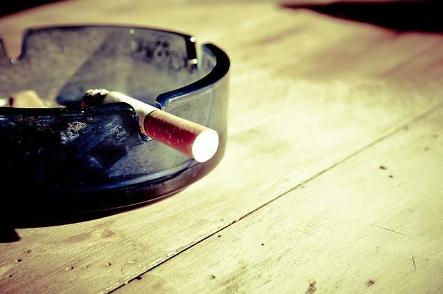 sigaretta posacenere smettere di fumare