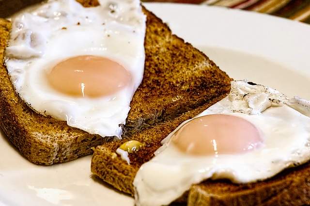 Prima colazione con uova e toast